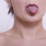 口が臭いのは舌についた白いコケのせい？原因と取る方法