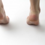 足の裏が頻繁につるのは病気の影響かも？足の裏がつる原因とは？